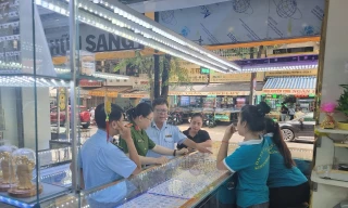 Bất ngờ kiểm tra nhiều tiệm vàng ở TPHCM 