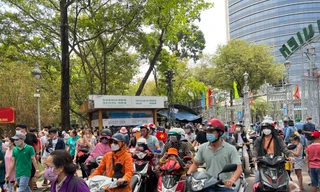 Giữa trưa 30/4, đông nghịt người vào Thảo Cầm Viên 