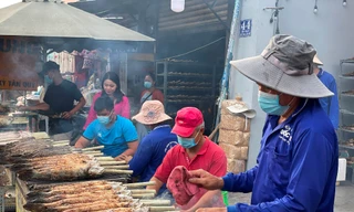 Thức xuyên đêm nướng 5 tấn cá lóc bán ngày vía Thần tài