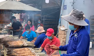 Thức xuyên đêm nướng 5 tấn cá lóc bán ngày vía Thần tài