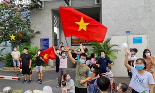 Người dân Chung cư Felix homes vui mừng được gỡ bỏ phong tỏa (ảnh: TTYT Q.Gò Vấp)