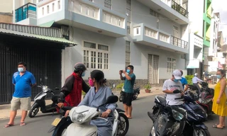 Nhiều người trình bày lý do để được ra khỏi chốt phong tỏa 