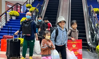 Gần 200 gia đình công nhân lên 'chuyến tàu 0 đồng' về quê đón Tết