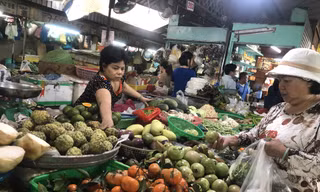 Trái cây ngập chợ, giá rẻ