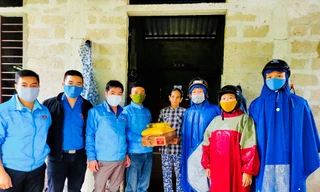 Huyện đoàn huyện Quảng Điền tặng quà cho người nghèo