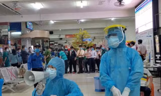 Cán bộ y tế Trung tâm y tế quận Bình Thạnh lấy mẫu xét nghiệm tại Bến xe miền Đông (cũ)