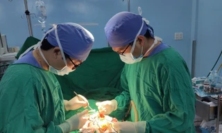 Bác sĩ Bệnh viện Nhi đồng 2 phẫu thuật cho bệnh nhi 6 tuổi (ảnh: BVCC)