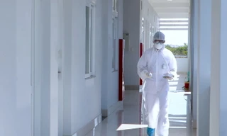 Nhân viên y tế chăm sóc sức khoẻ cho các trường hợp cách ly tại Bà Rịa-Vũng Tàu