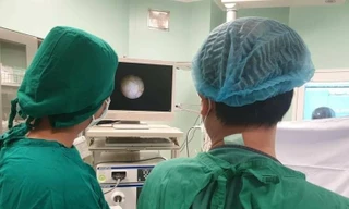 BS đang xử lý dị vật trong vùng kín của bệnh nhi 