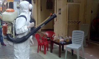 Phun khử khuẩn tại khu dân cư (ảnh: HCDC)