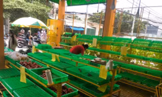 Lúc hơn 12 giờ trưa, nhiều quầy hàng tại siêu thị đã "sạch sẽ"