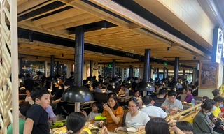 Quán ăn trung tâm thương mại đông nghịt khách, chờ 30 phút chưa được phục vụ