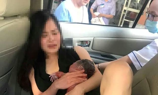 Do kẹt xe, sản phụ đã sinh con ngay trên taxi