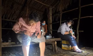 Cận cảnh nhân viên y tế lấy thân 'làm mồi' nhử muỗi trong đêm