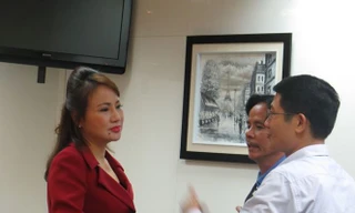 Khách hàng Chu Thị Bình trong lần gặp gỡ nhận tạm ứng lần 1 là 93 tỷ đồng của Eximbank