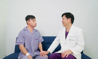 Anh Lê Văn Mến (trái) đã có gương mặt bình thường như bao người 