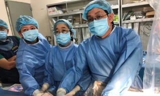 Các bác sĩ khoa Điều trị rối loạn nhịp cùng với sự hỗ trợ của PGS.TS.BS.Sirin (thứ 3 từ phải qua)