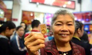 Người dân Sài Gòn mua vàng ngày Thần tài hôm 14/2. Ảnh: Uyên Phương