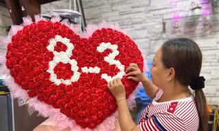 Kết 100 bông hồng thành hình trái tim khổng lồ tặng người yêu dịp 8/3
