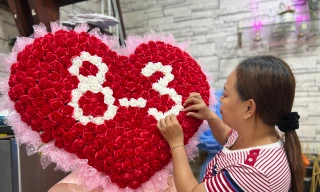 Kết 100 bông hồng thành hình trái tim khổng lồ tặng người yêu dịp 8/3