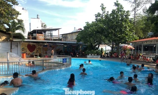 Hồ bơi mở lại, đông đảo trẻ em đến vui chơi