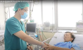 Bệnh nhân bị rắn cắn đã hồi phục (ảnh cắt từ clip)