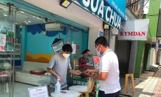 Hàng quán tại TPHCM chỉ được phục vụ bán mang đi