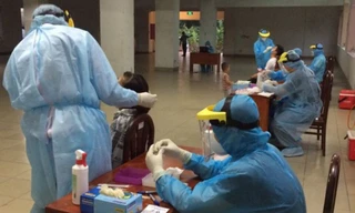 Lấy mẫu xét nghiệm COVID-19 (ảnh: HCDC)