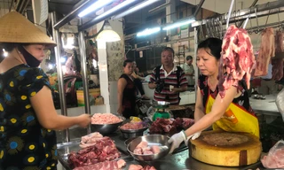 Nhiều tiểu thương khóc ròng vì thịt ê hề mà vắng người mua