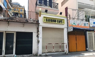 Quán cà phê nơi BN 1883 uống trên đường Bùi Viện Q.1 đã bị phong tỏa (ảnh: Văn Minh)