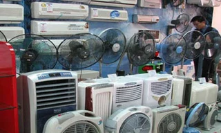 Nắng như lửa đốt: Hoa quả, điều hòa 'đắt như tôm tươi'