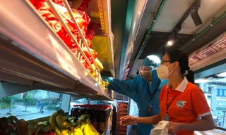 Không chỉ có rau củ, thịt cá... người dân còn có thể mua trứng, sữa, trái cây giá bình ổn trong siêu thị mini di động