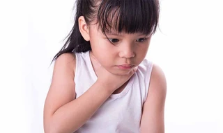 Trẻ em là đối tượng dễ hóc dị vật nếu không có sự quan sát của người lớn