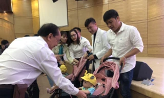 GS Trần Đông A nắm tay song Nhi trước khi bé xuất viện