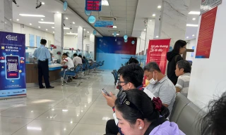 Ngân hàng kín người trước kỳ nghỉ lễ 30/4