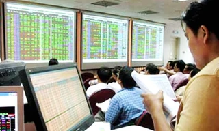 Nhà đầu tư phấn khởi khi chứng khoán chạm mốc 1.000 điểm