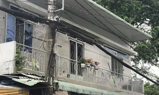 Căn nhà bị cháy ở Hóc Môn khiến ba cha con phỏng nặng (ảnh: PLO)