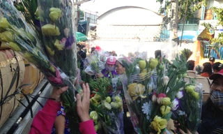 Hàng ngàn người chen chân mua hoa tươi ở chợ Hồ Thị Kỷ(Q.10)