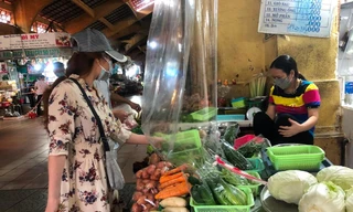 Người dân chọn mua thực phẩm tại chợ Bến Thành