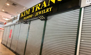 Bất thường loạt tiệm vàng ở TPHCM 'cửa đóng then cài' 