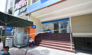 Phong tỏa nơi làm việc của người mắc COVID-19 (ảnh: HCDC)