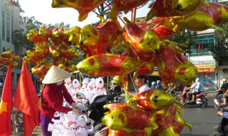 Những chú chó bằng bong bóng đem lại màu sắc tươi vui cho Sài Gòn trước thời khắc đón năm mới