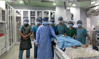 Ê-kíp cứu sống bệnh nhi 10 tuổi bị dị dạng mạch máu não 