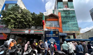 Mang đồ ăn, nước uống đi xếp hàng mua vàng giữa trời nắng gay gắt