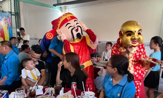 Công nhân xóm trọ ở TPHCM xem múa lân, nhận lì xì mùng 4 Tết