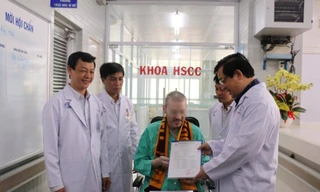 Bệnh nhân phi công nhận giấy xuất viện