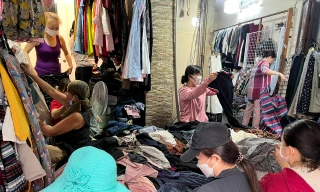 ‘Siêu thị mặt đất’ bán đồ si cực rẻ, có cả người nổi tiếng đến mua 