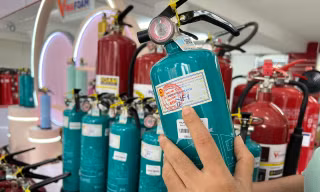 Thang dây, bình xịt, mặt nạ đắt hàng ở TPHCM: Cẩn trọng khi mua
