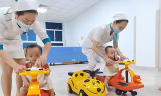 Hai thiên thần vui mừng khi gặp y bác sĩ, đặc biệt thích thú trò đua xe