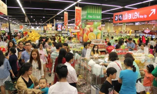 Tấp nập người dân đến siêu thị mua sắm tết ngày cuối tuần